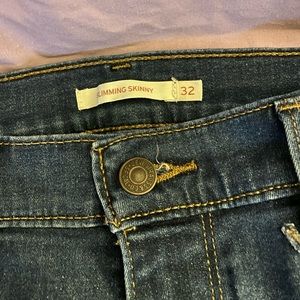 Levi’s Slimming Skinny straight leg jeans